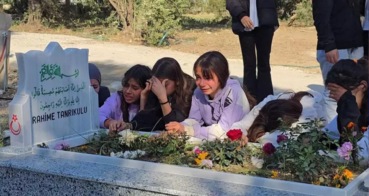 Hayatını kaybeden öğretmenlerini mezarı başında andılar