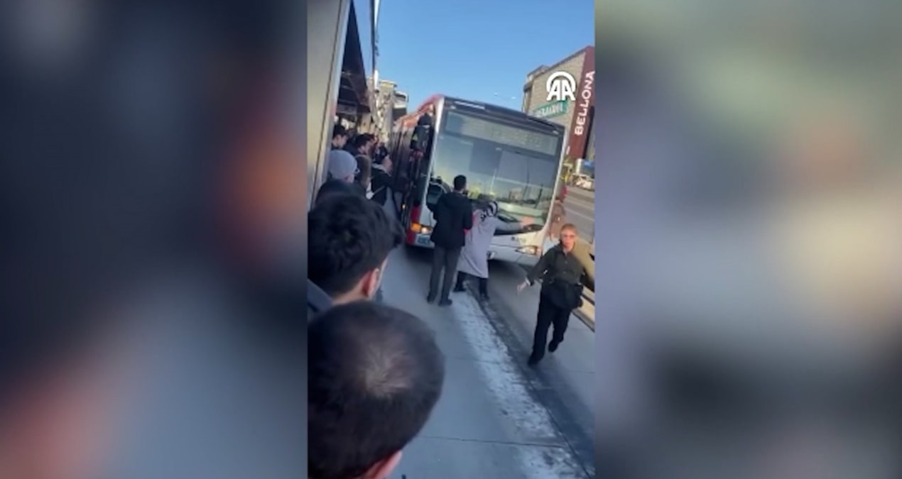 İstanbul çileden çıkardı: Metrobüsün önünü kesip isyan etti