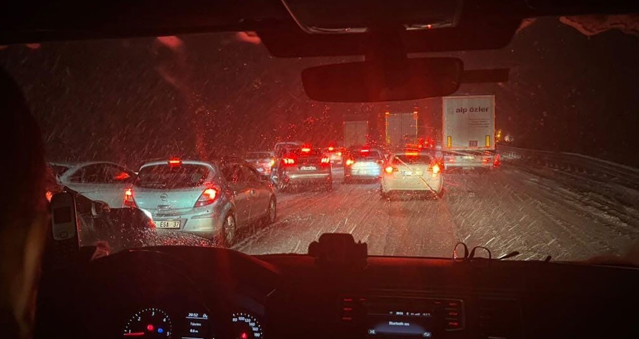 Kar yağışı etkili oldu: O yolda ulaşım durdu