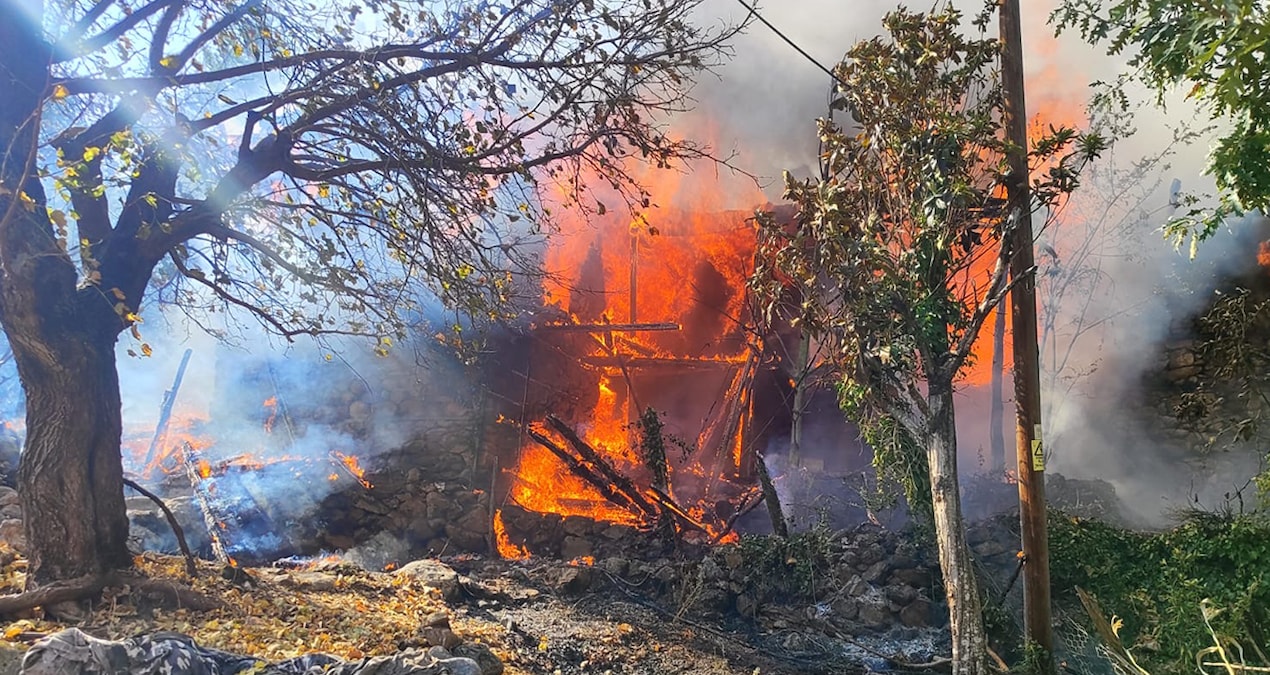 Mersin’de meyve bahçesine sıçrayan yangın söndürüldü
