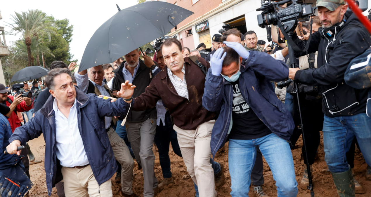 Öfkeli mağdurlar, Kral’a çamur fırlattı