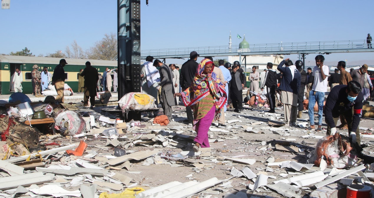 Pakistan’da tren istasyonuna saldırı: Çok sayıda ölü var