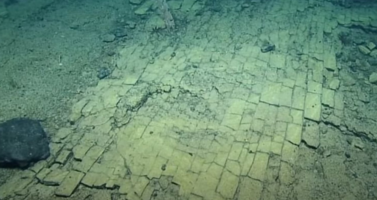 Pasifik okyanusunun derinliklerinde yol ve esrarengiz göl yatağı bulundu