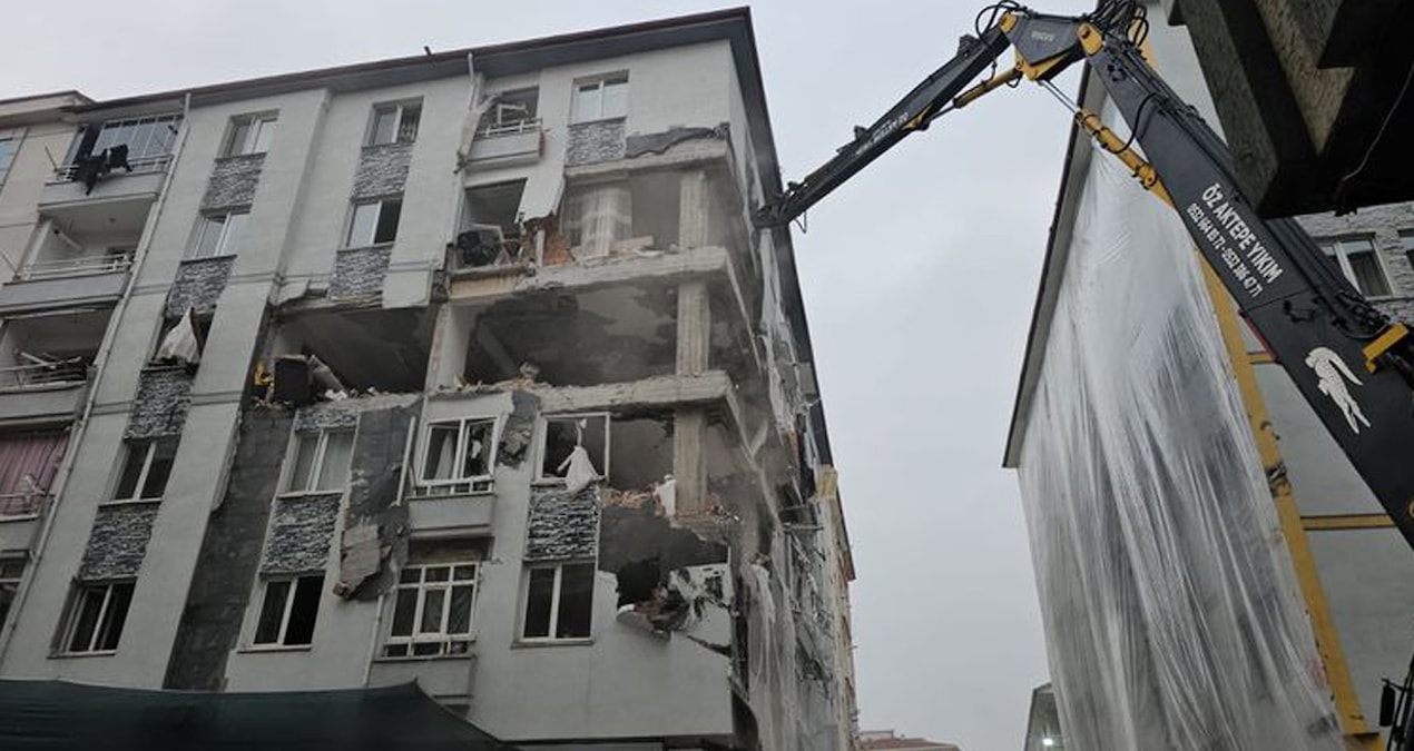 Patlamada hasar gören binanın yıkımına başlandı