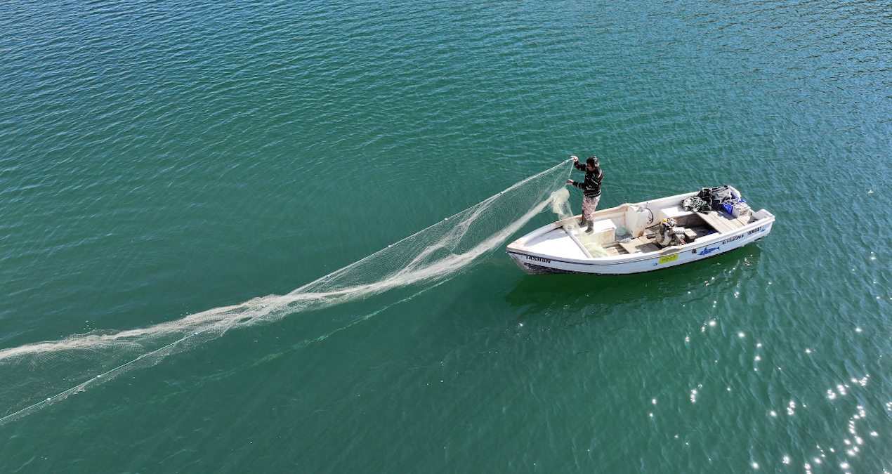 Sular altında kalan mahallesi ekmek teknesi oldu