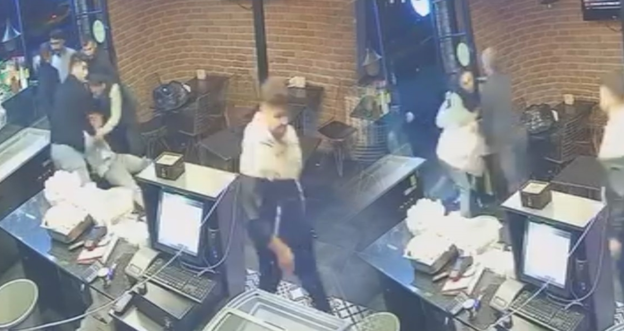 Tehditle para istediği çiğ köftecide darbedildi