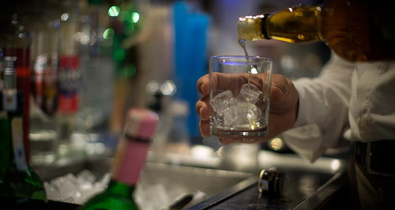 Turistler alkollü içeceklere katılan metil alkolden zehirlenerek öldü