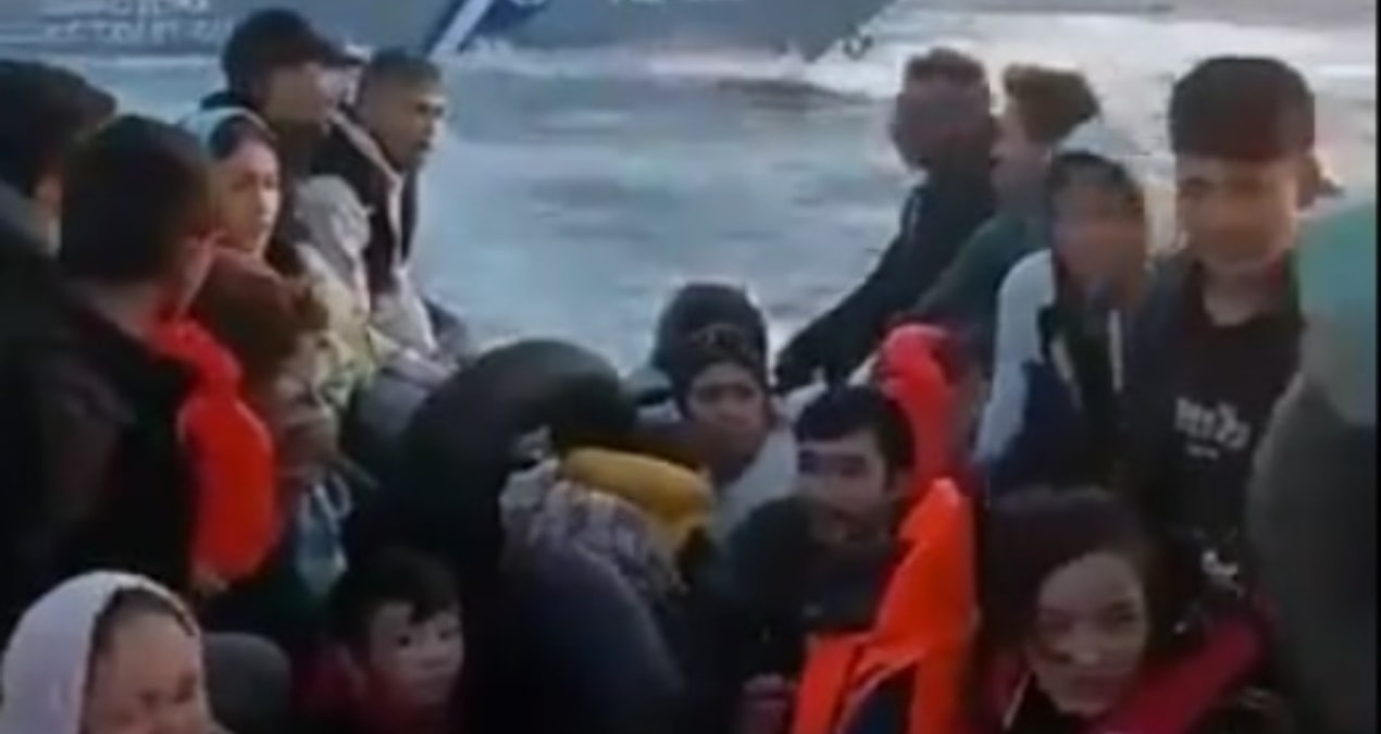 Yunanistan sahil güvenliği Ege Denizi’nde göçmen botunu batırmaya çalıştı