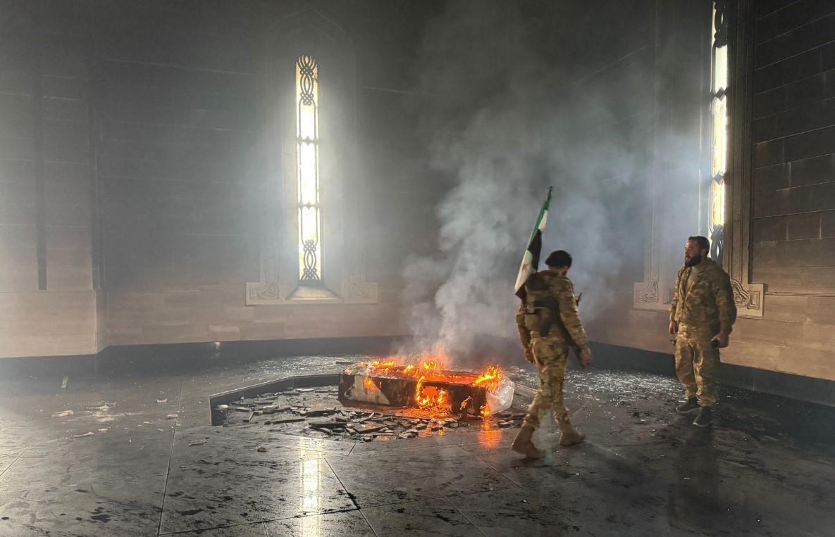SON DAKİKA HABERLER: Beşar Esad’ın babası Hafız Esad’ın mezarı yakıldı! İşte Suriye’den gelen o görüntüler