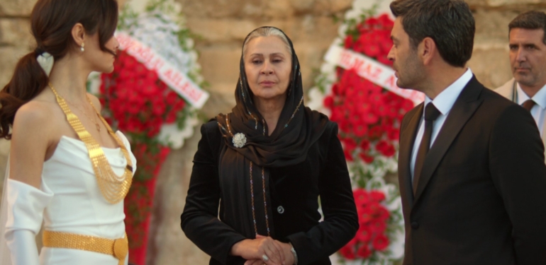 UZAK ŞEHİR’İN TAKILARI ÇOK KONUŞULUYOR