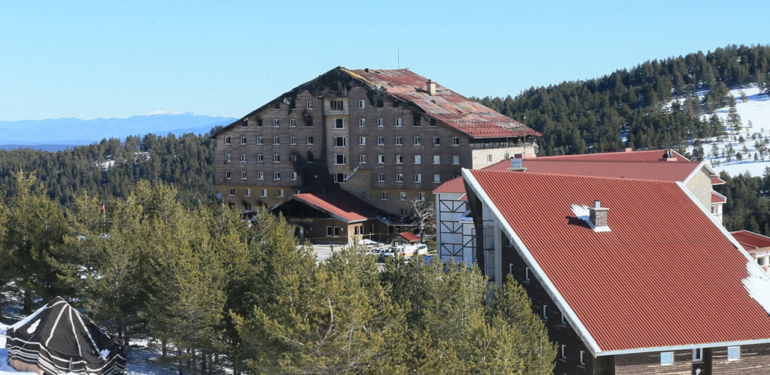 Kartalkaya’da yangın çıkan otelde başmüfettişlerce inceleme yapıldı